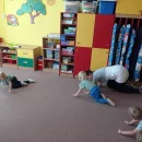CO DĚLAJÍ MALÁČCI
