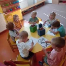 CO DĚLAJÍ MALÁČCI